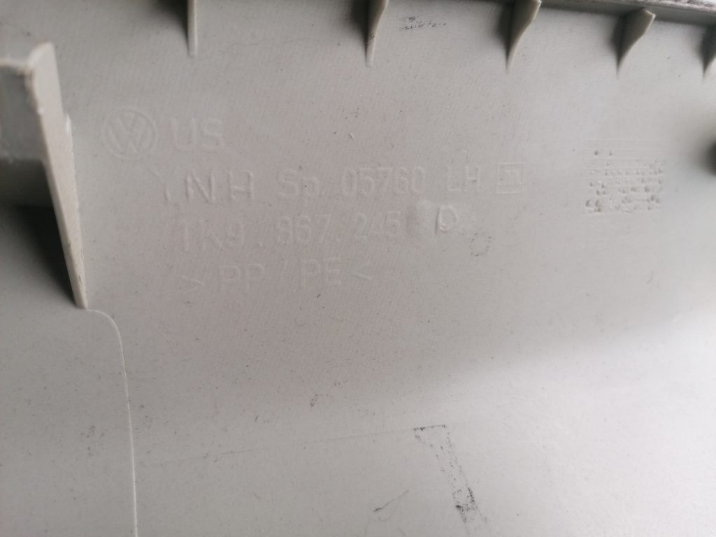 Bagažnieka nodalījuma statnes apdare priekš VW GOLF VARIANT 2012 3 Bagažnieka nodalījuma statnes apdare priekš VW GOLF VARIANT 2012