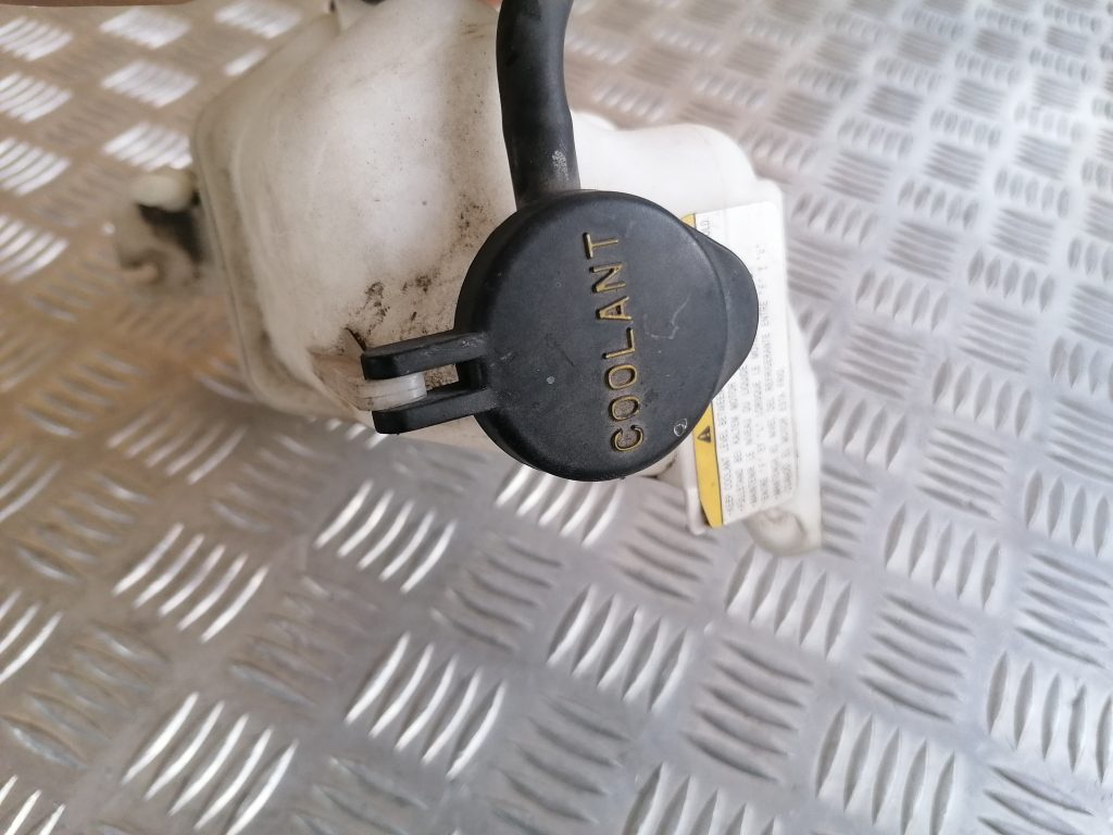 Dzesēšanas šķidruma tvertne priekš KIA CEED 2007 2 Dzesēšanas šķidruma tvertne priekš KIA CEED 2007