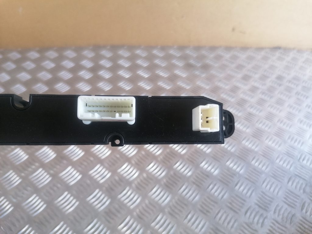 Mērinstrumentu paneļa pārslēgšanas pogas priekš KIA CEED 2007 2 Mērinstrumentu paneļa pārslēgšanas pogas priekš KIA CEED 2007