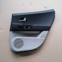 Aizmugurējo labo durvju apdare priekš KIA CEED 2007