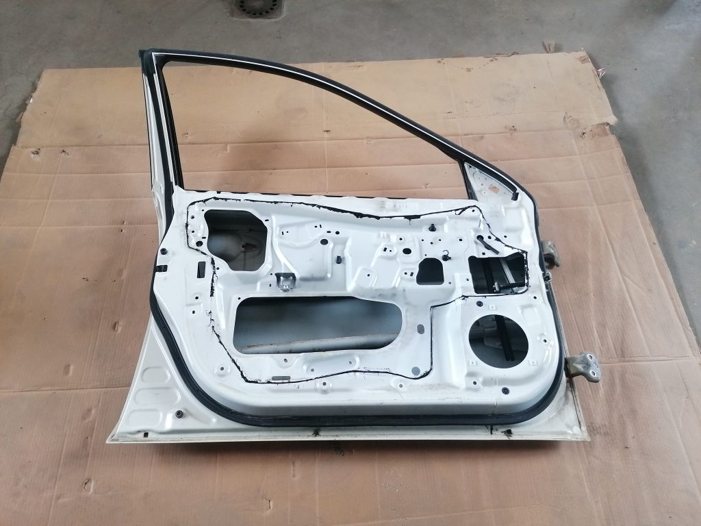 Priekšējās kreisās durvis priekš SUBARU LEGACY 2009