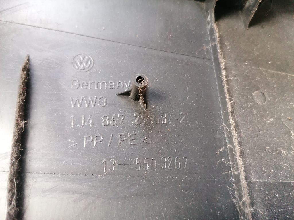 Vidējas salona statnes apdare priekš VW GOLF IV 1999