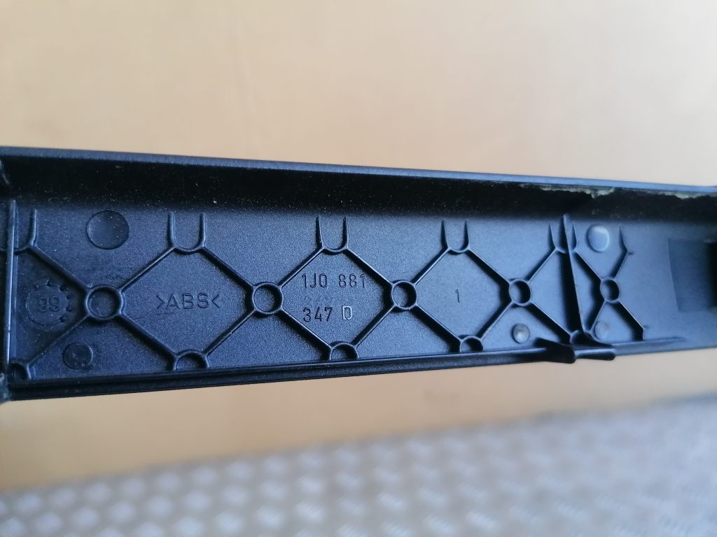 Priekšējā kreisā sēdekļa sliežu apdare priekš VW GOLF IV 1999