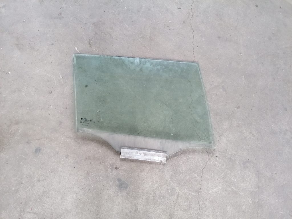 Aizmugurējo labo durvju stikls priekš OPEL ASTRA 2002