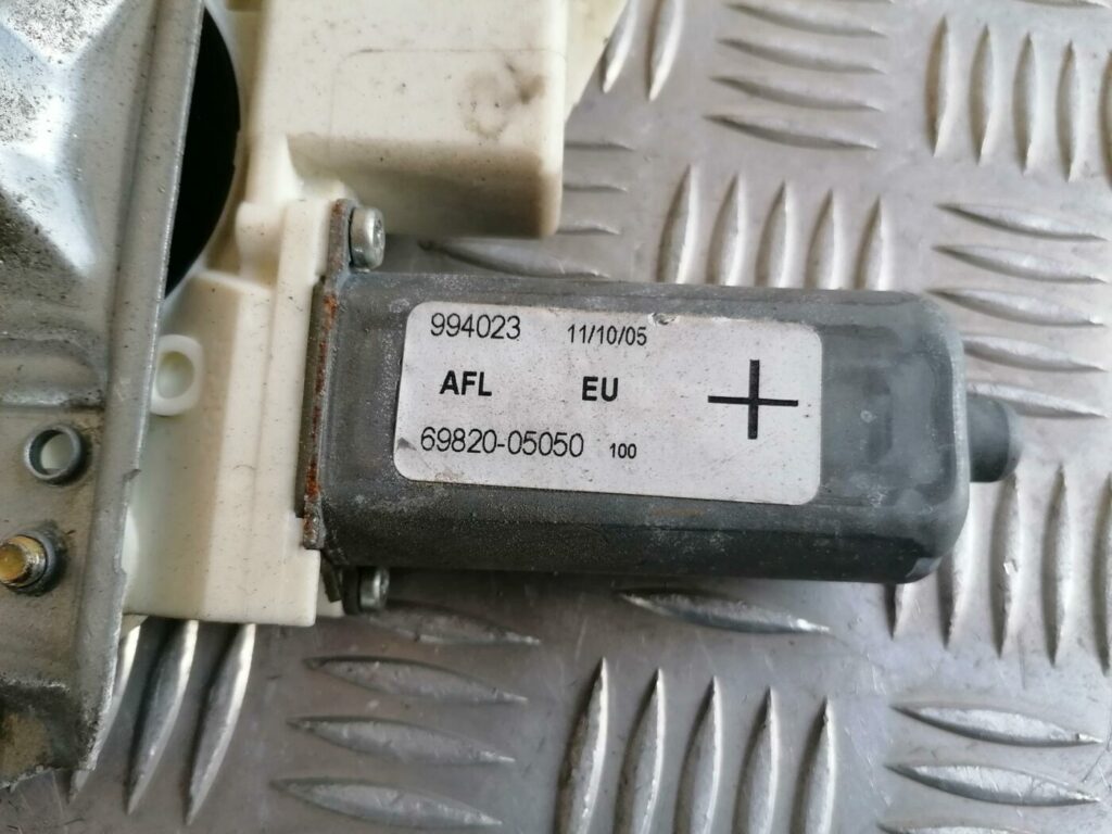 Stikla pacelšanas mehānisms priekšējais labais priekš TOYOTA AVENSIS 2007