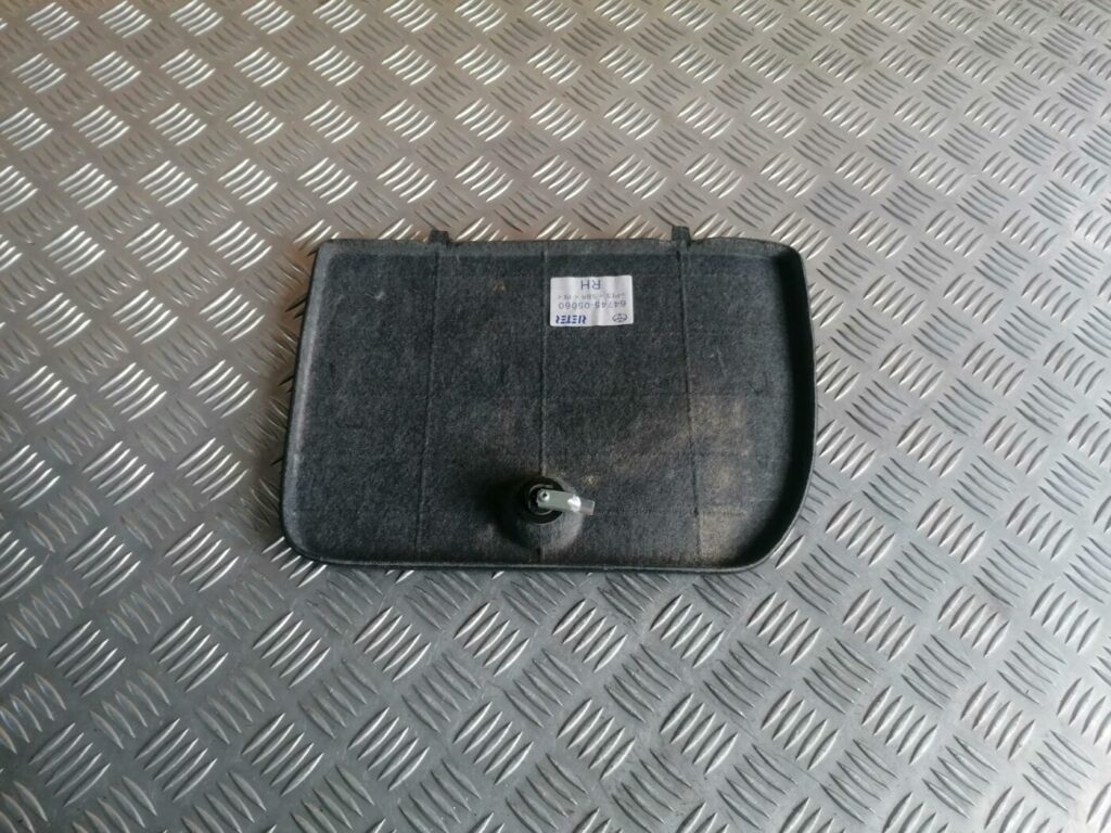 Bagāžnieka nodalījuma sānu apdares lūka priekš TOYOTA AVENSIS 2007