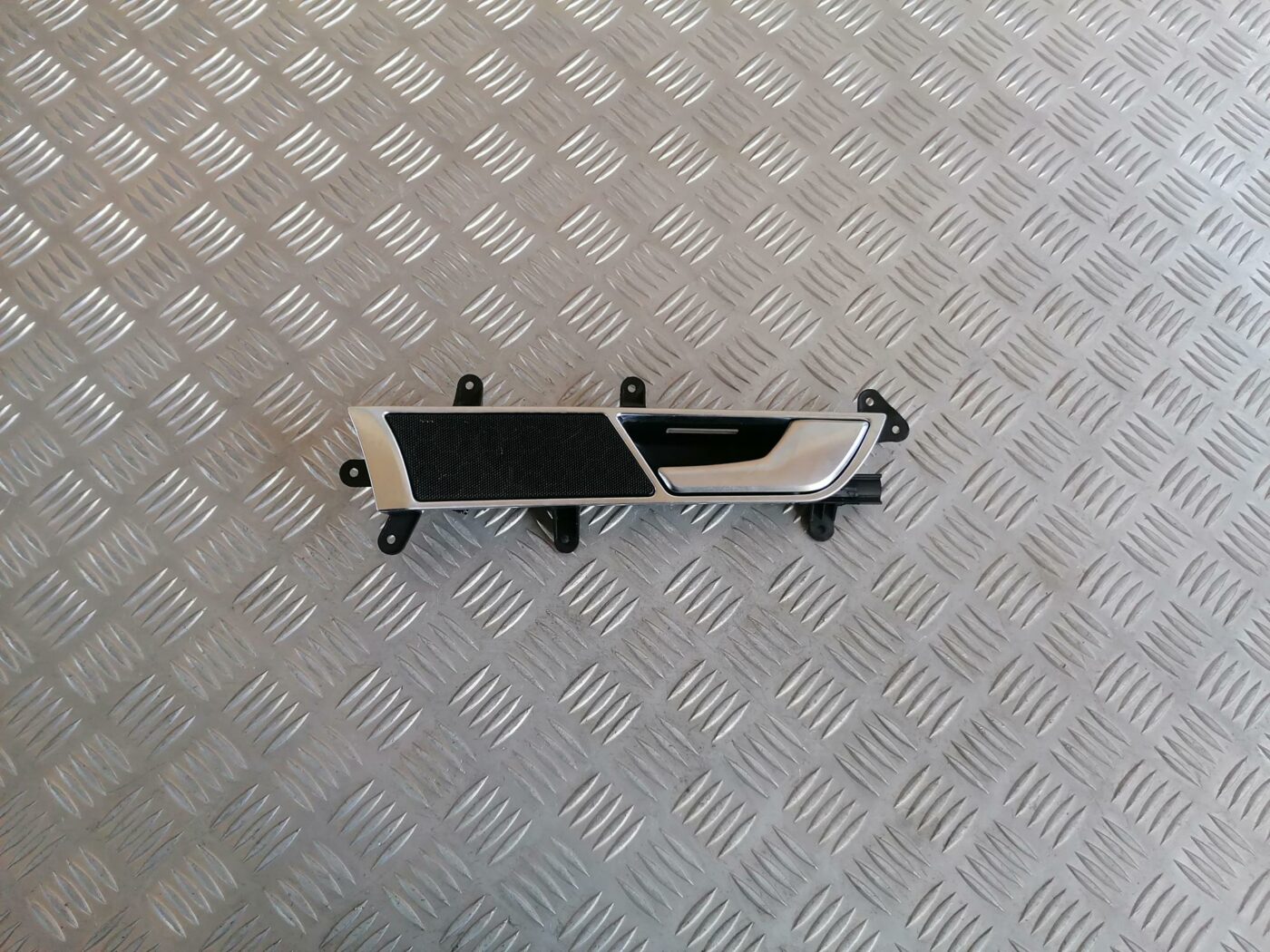 Salona durvju rokturis, priekšējais labais priekš AUDI A6 2008