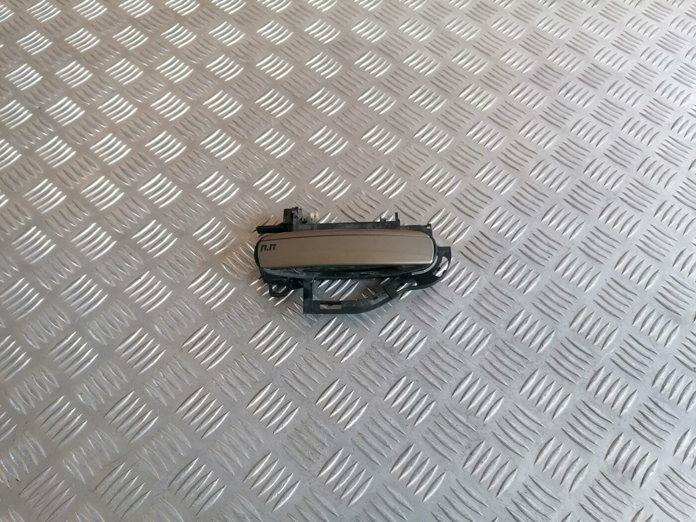 Priekšējāis labais durvju rokturis priekš AUDI A6 2008 1 Priekšējāis labais durvju rokturis priekš AUDI A6 2008