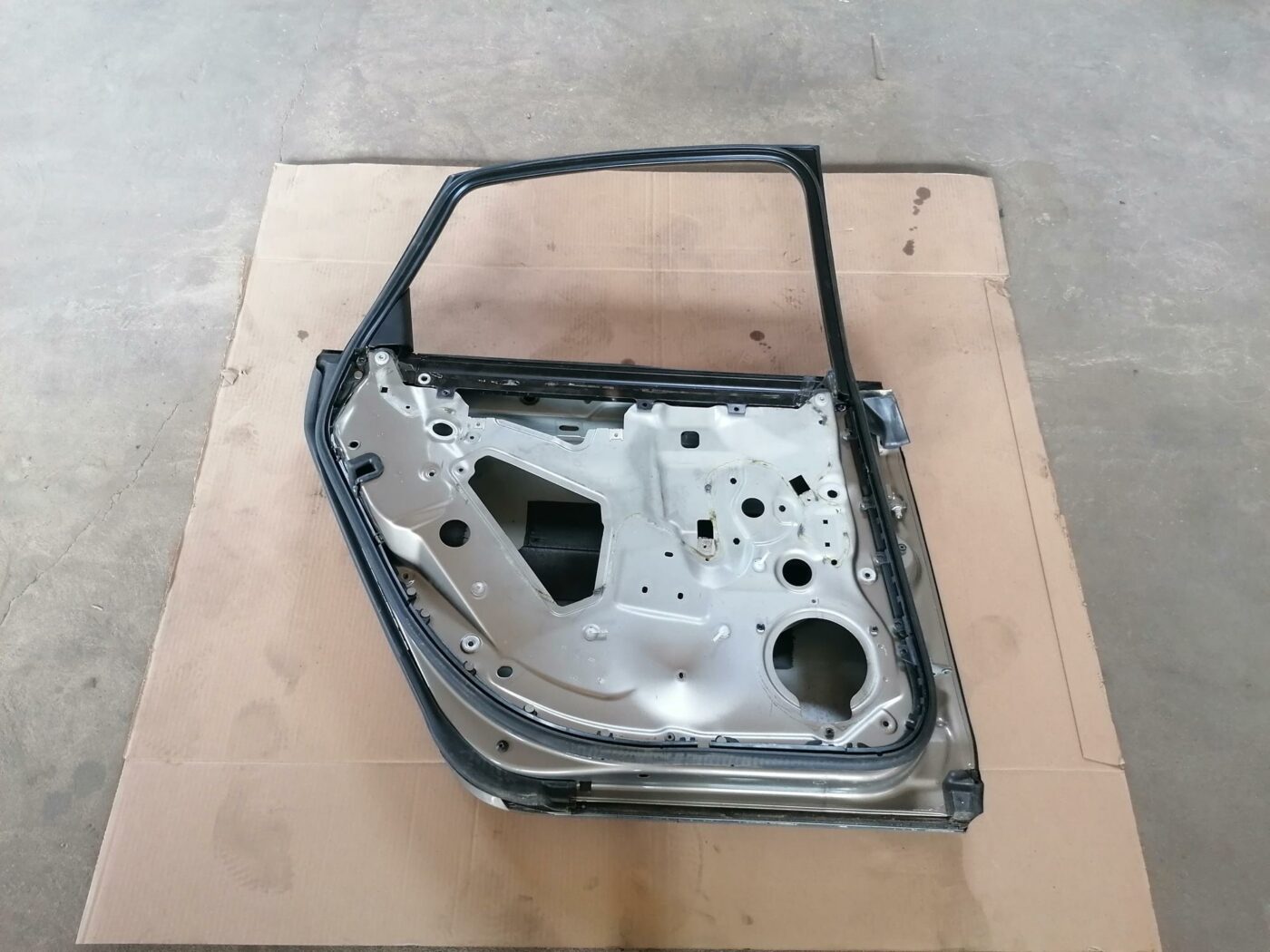 Aizmugurējās kreisās durvis priekš AUDI A6 2008 3 Aizmugurējās kreisās durvis priekš AUDI A6 2008