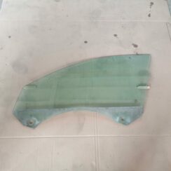 Priekšējo kreiso durvju stikls priekš AUDI A6 2008