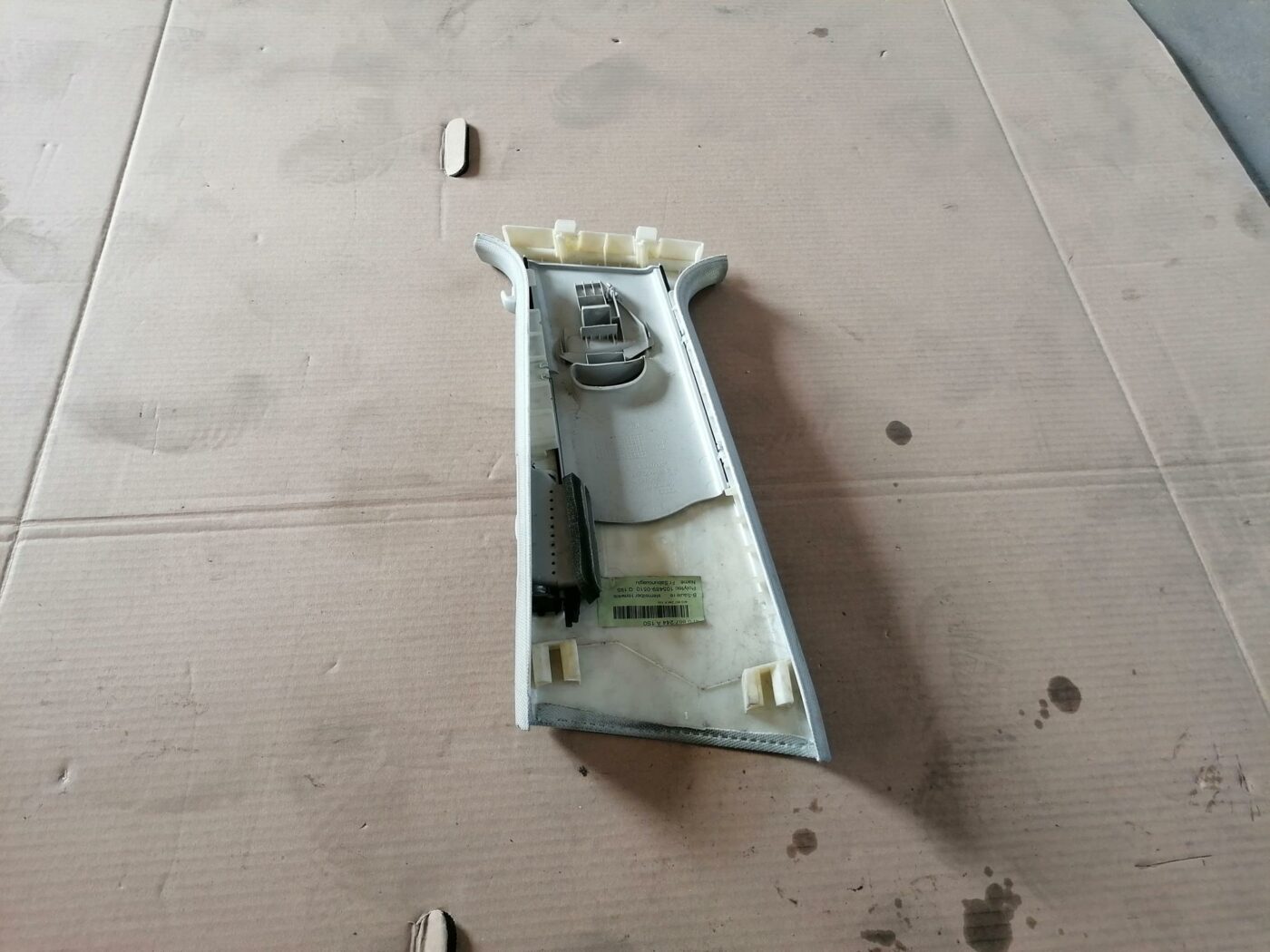 Vidējas salona statnes apdare priekš AUDI A6 2008 2 Vidējas salona statnes apdare priekš AUDI A6 2008