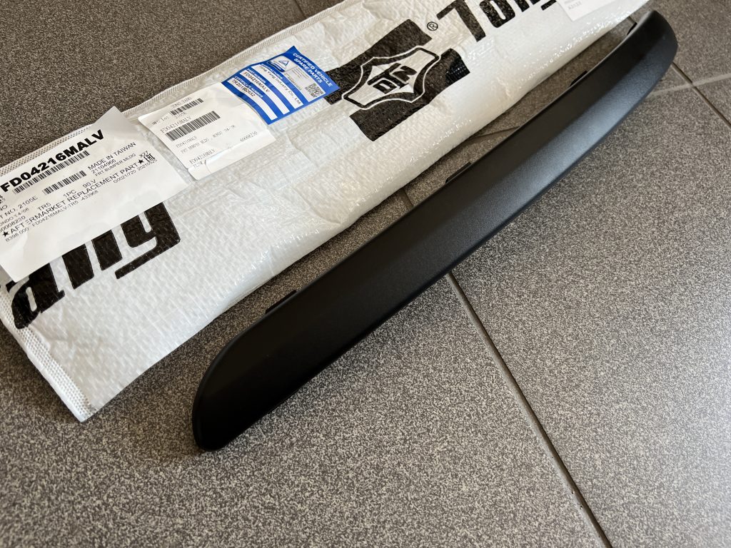 Priekšēja bufera uzlika priekš FORD MONDEO 2003-2007 1318779 5 Priekšēja bufera uzlika priekš FORD MONDEO 2003-2007 1318779