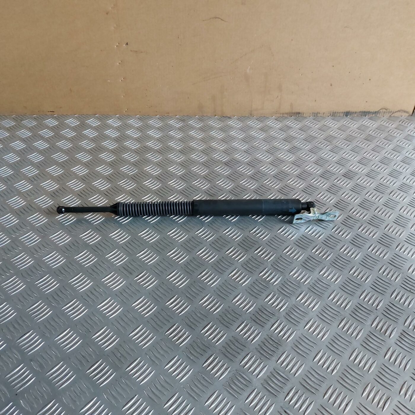 Bagažnieka vāka amortizators priekš BMW 520D F11 2011 TOURING 1 Bagažnieka vāka amortizators priekš BMW 520D F11 2011 TOURING