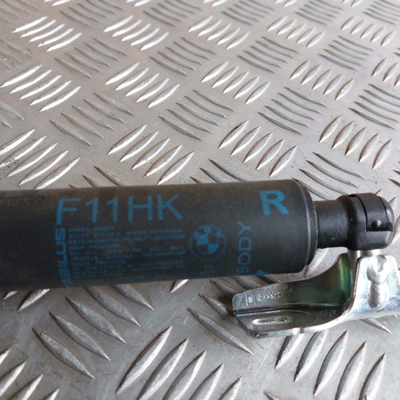 Bagažnieka vāka amortizators priekš BMW 520D F11 2011 TOURING 3 Bagažnieka vāka amortizators priekš BMW 520D F11 2011 TOURING