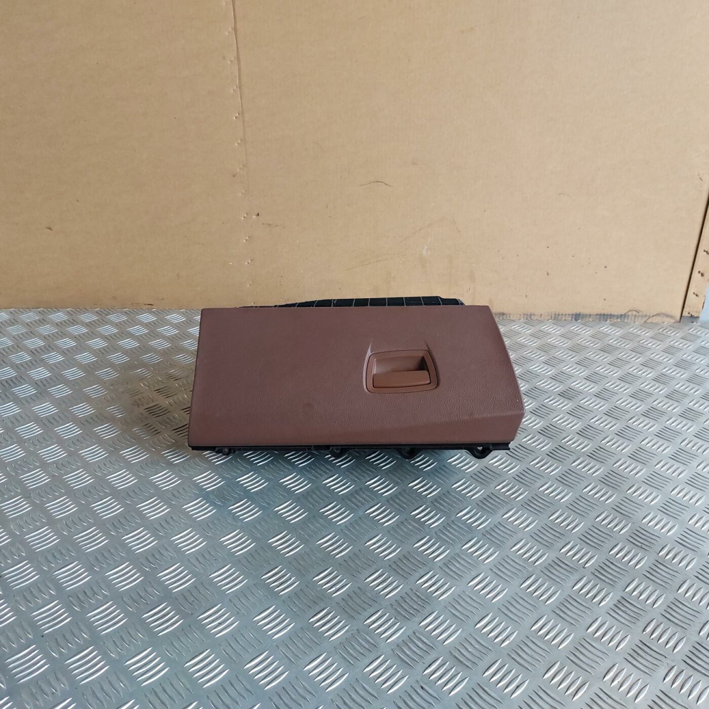 Mantu glabāšanas nodalījums pasažiera pusē priekš BMW 520D F11 2011 TOURING