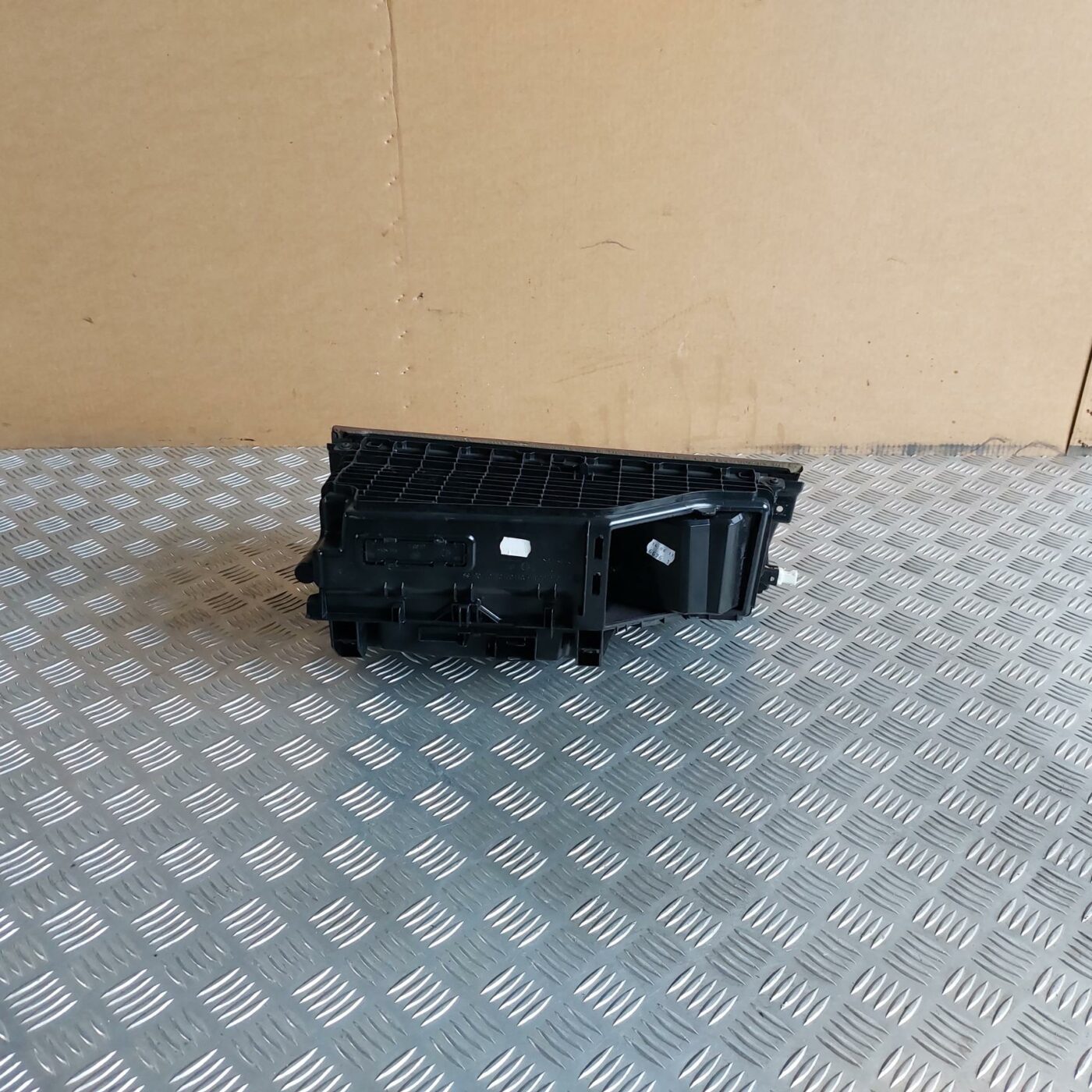 Mantu glabāšanas nodalījums pasažiera pusē priekš BMW 520D F11 2011 TOURING