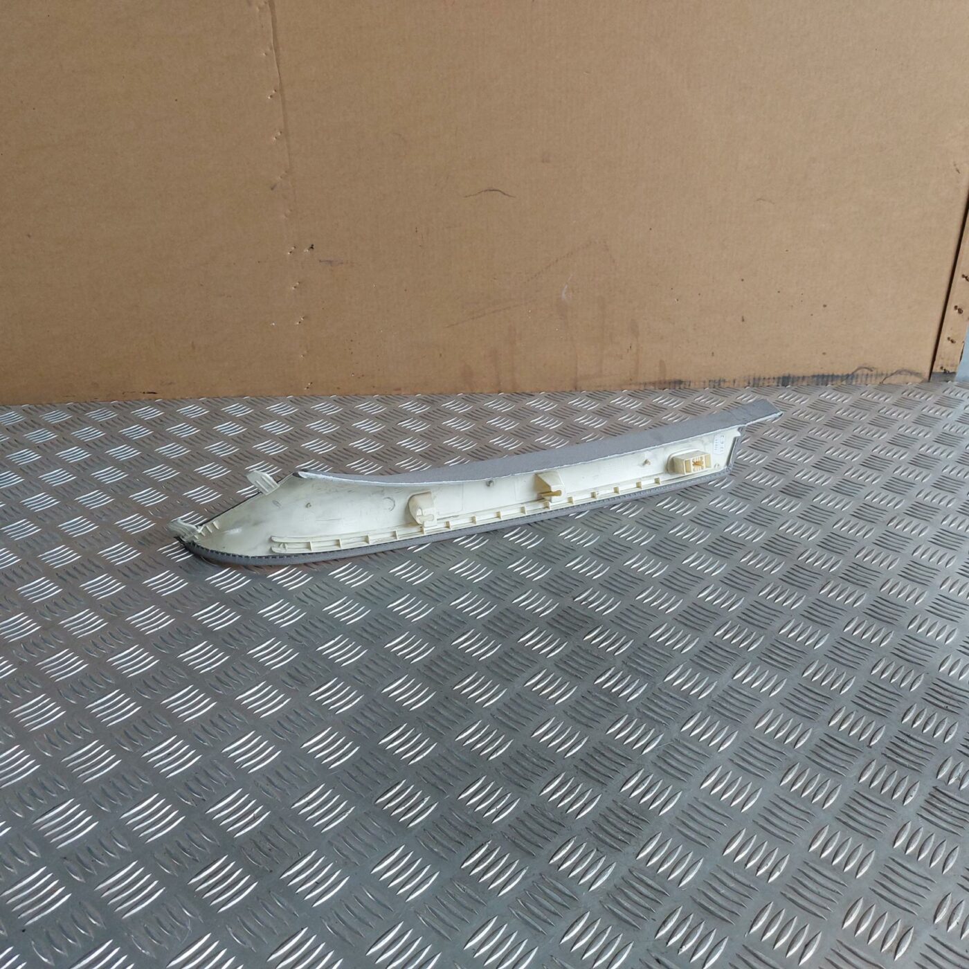 Priekšējas salona statnes apdare priekš BMW 520D F11 2011 TOURING 2 Priekšējas salona statnes apdare priekš BMW 520D F11 2011 TOURING