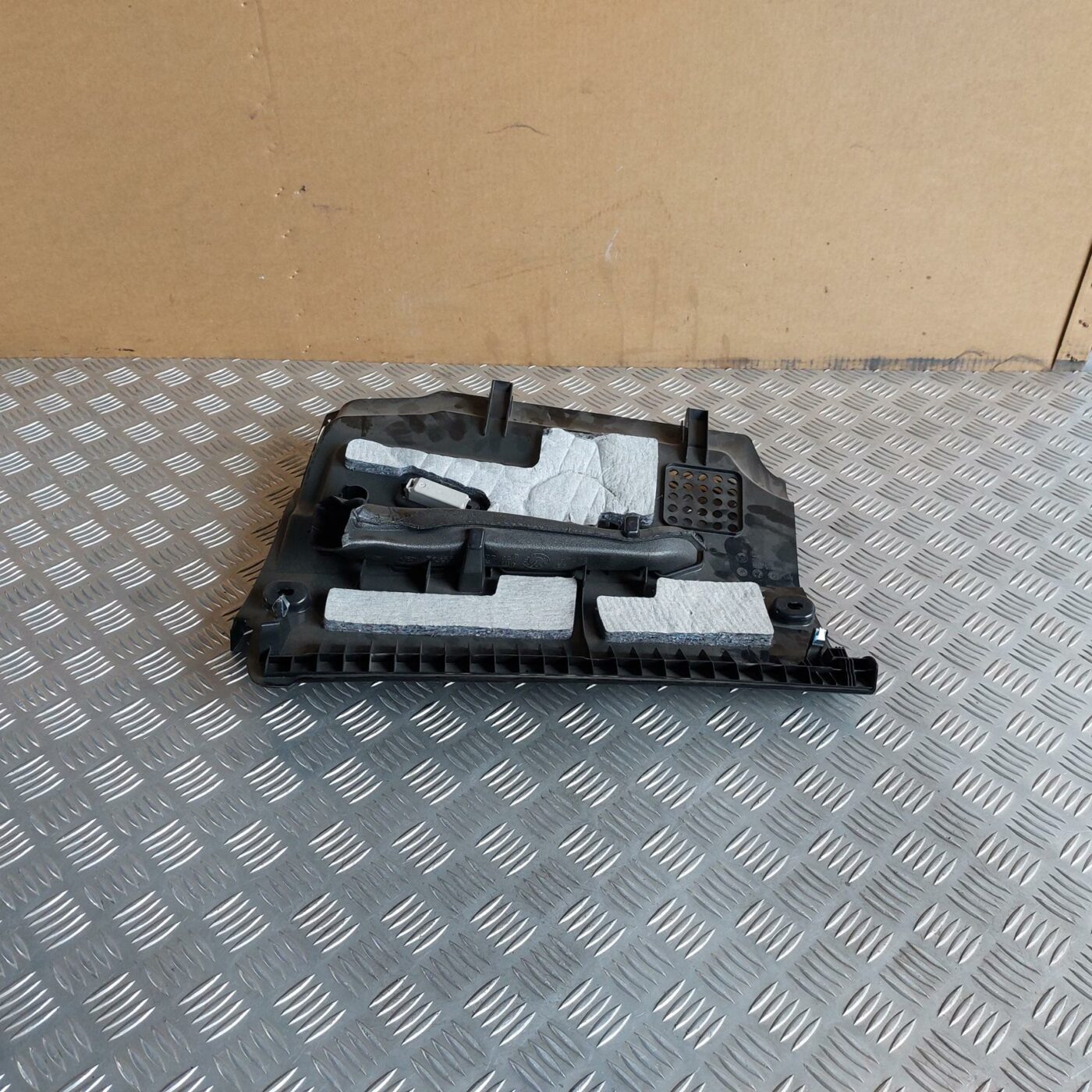 Mērinstrumentu paneļa apakšēja apdare priekš BMW 520D F11 2011 TOURING 2 Mērinstrumentu paneļa apakšēja apdare priekš BMW 520D F11 2011 TOURING