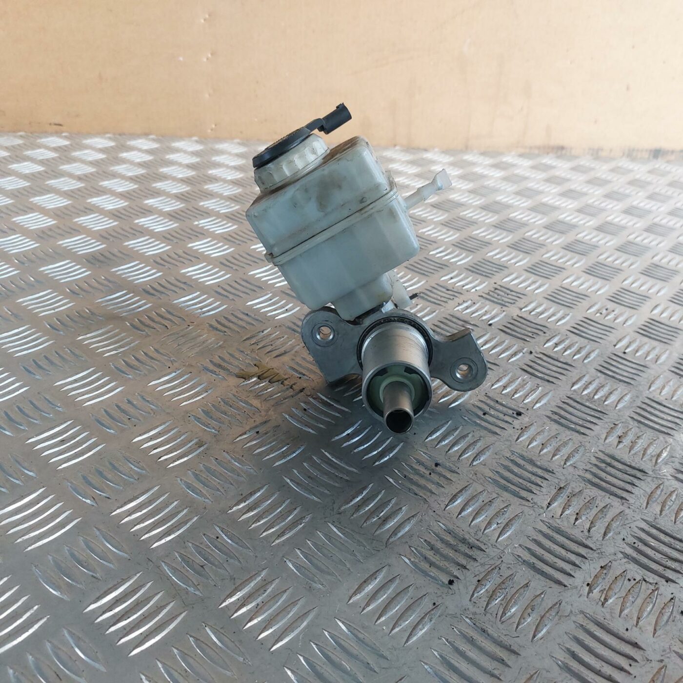 Bremžu pastiprinātāja galvenais cilindrs priekš BMW 520D F11 2011 TOURING