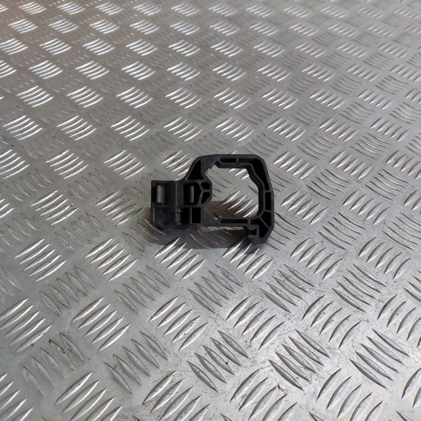 Radiatora kronšteins priekš BMW 520D F11 2011 TOURING