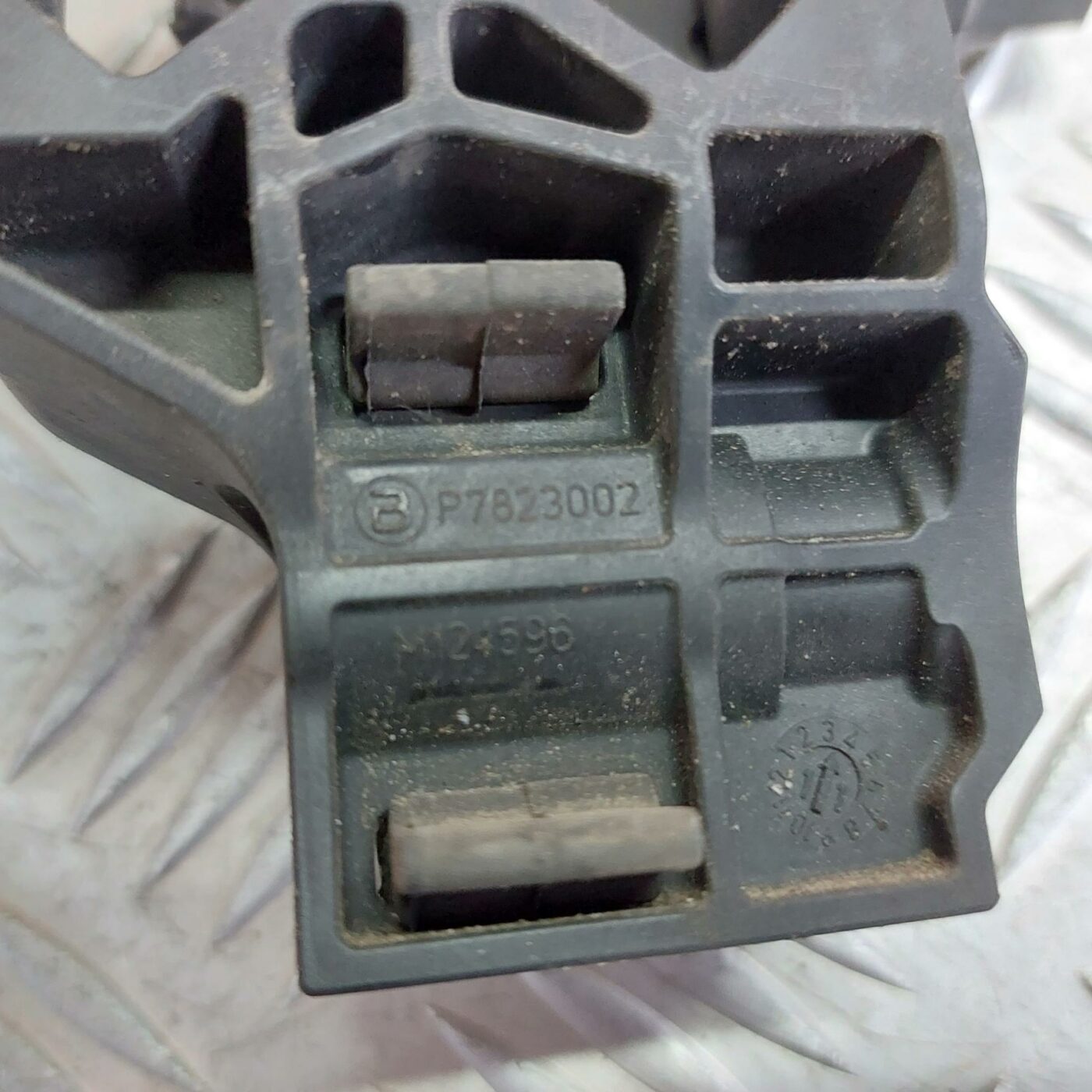 Radiatora kronšteins priekš BMW 520D F11 2011 TOURING