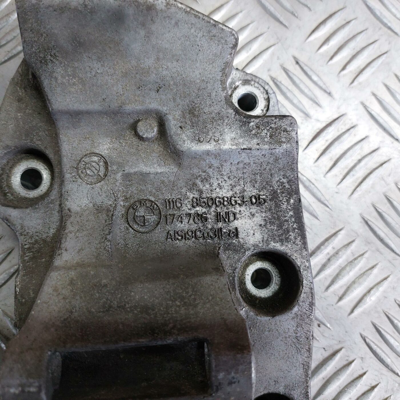 Ģeneratora kronšteins priekš BMW 520D F11 2011 TOURING