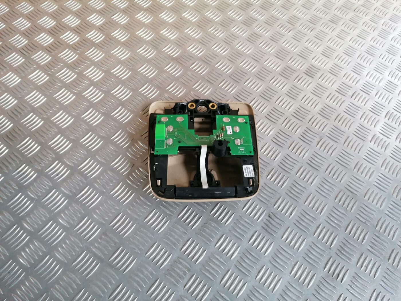 Salona apgaismojuma panelis priekš VOLVO S80 2004 2 Salona apgaismojuma panelis priekš VOLVO S80 2004