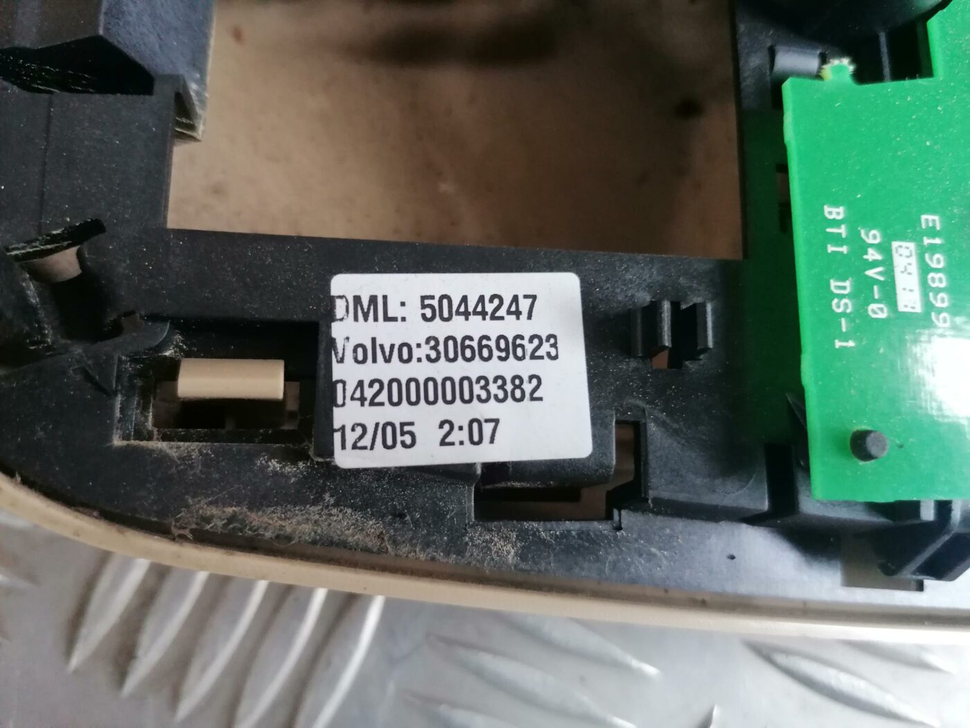 Salona apgaismojuma panelis priekš VOLVO S80 2004 3 Salona apgaismojuma panelis priekš VOLVO S80 2004