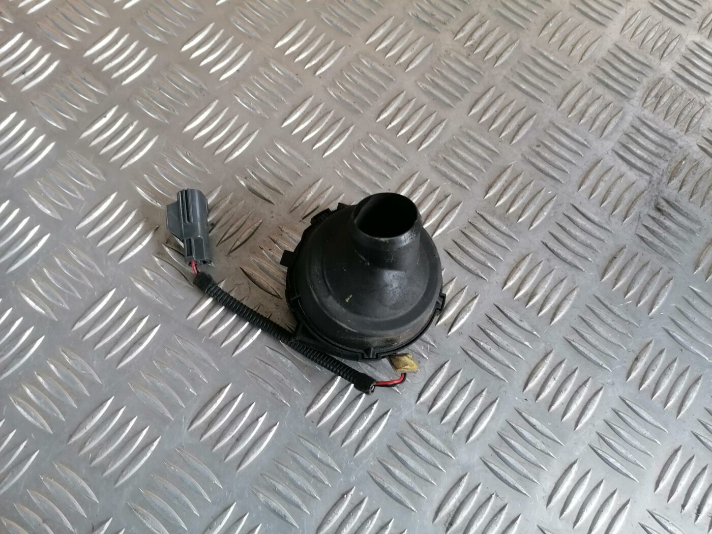 Dzinēja vadības bloka ventilātors priekš VOLVO S80 2004 2 Dzinēja vadības bloka ventilātors priekš VOLVO S80 2004