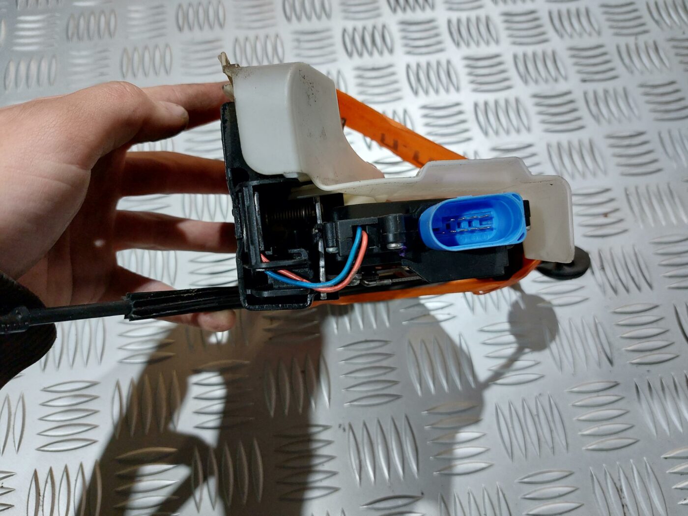 Priekšējo labo durvju slēdzene priekš VW JETTA 2008