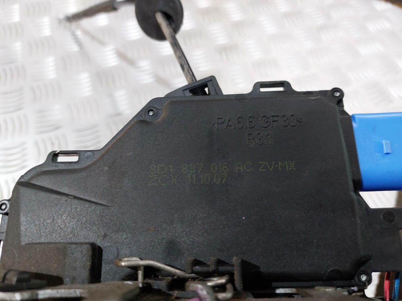 Priekšējo labo durvju slēdzene priekš VW JETTA 2008