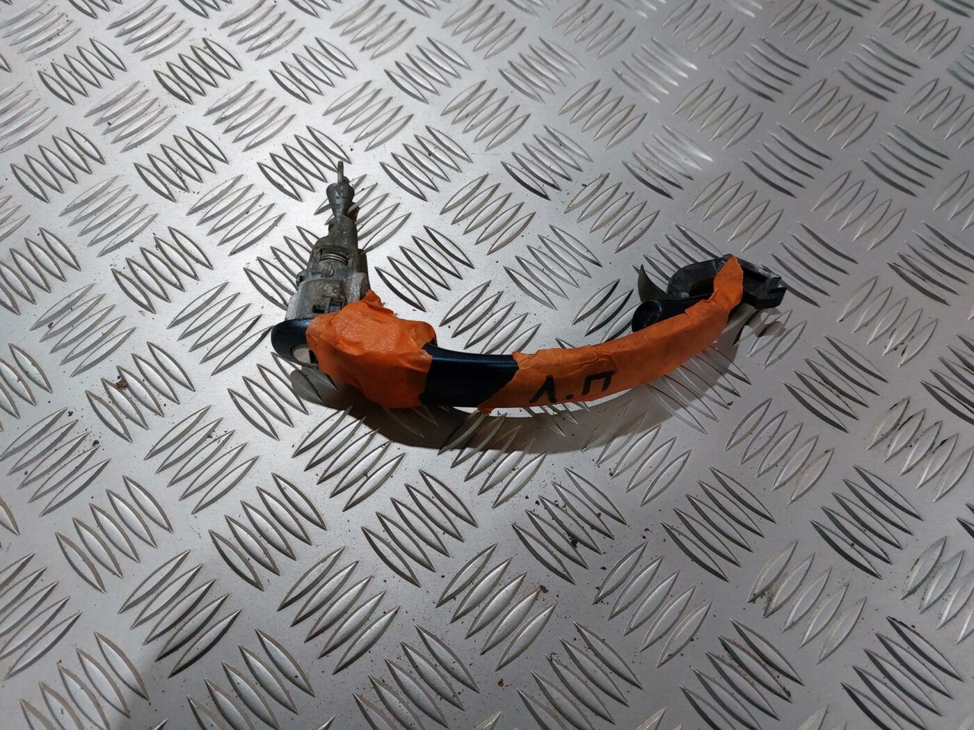 Priekšējāis kreisais durvju rokturis priekš VW JETTA 2008 1 Priekšējāis kreisais durvju rokturis priekš VW JETTA 2008