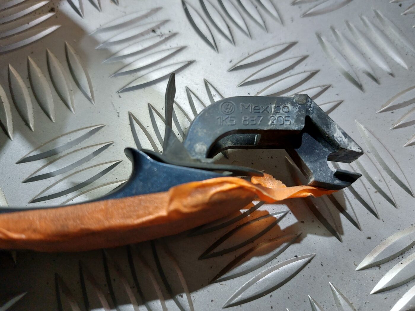 Priekšējāis kreisais durvju rokturis priekš VW JETTA 2008 3 Priekšējāis kreisais durvju rokturis priekš VW JETTA 2008