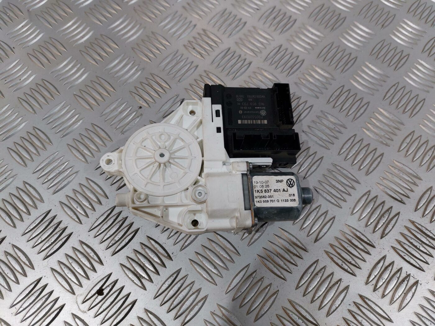 Elektrisko stiklu motors priekš VW JETTA 2008 1 Elektrisko stiklu motors priekš VW JETTA 2008