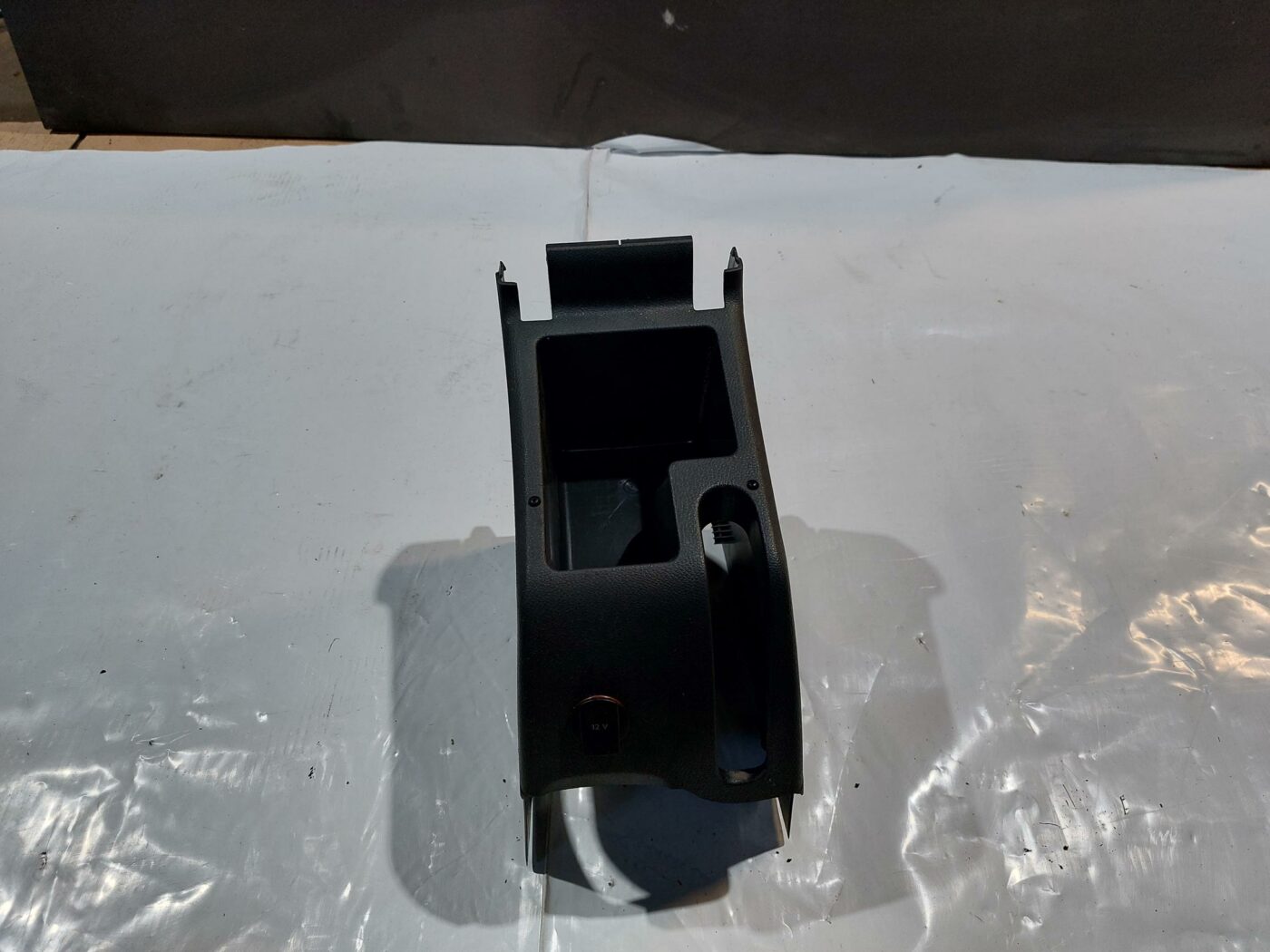 Centrālās konsoles nodalījums priekš VW JETTA 2008 1 Centrālās konsoles nodalījums priekš VW JETTA 2008