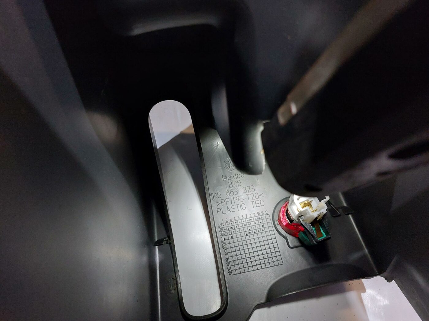 Centrālās konsoles nodalījums priekš VW JETTA 2008 3 Centrālās konsoles nodalījums priekš VW JETTA 2008