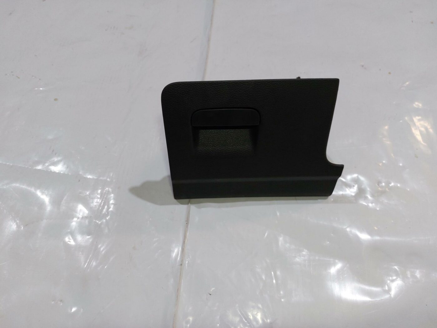 Mantu glabāšanas nodalījums vadītāja pusē priekš VW JETTA 2008 1 Mantu glabāšanas nodalījums vadītāja pusē priekš VW JETTA 2008