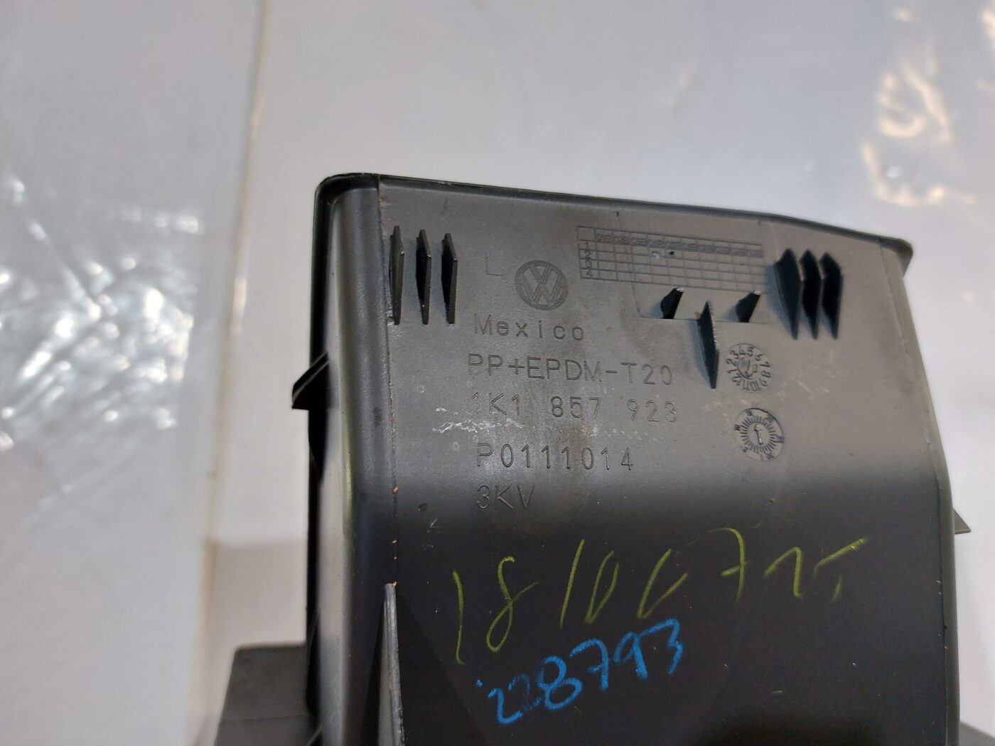 Mantu glabāšanas nodalījums vadītāja pusē priekš VW JETTA 2008 3 Mantu glabāšanas nodalījums vadītāja pusē priekš VW JETTA 2008