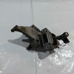 Dzinēja kronšteins priekš VW JETTA 2008