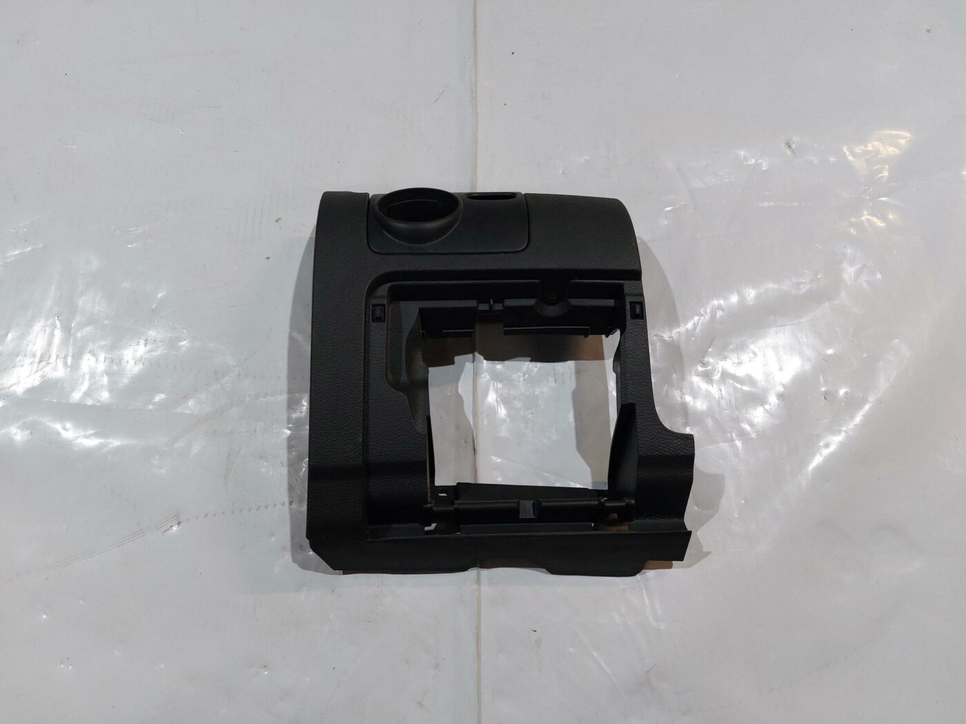 Mērinstrumentu paneļa apdare (zem stūres) priekš VW JETTA 2008