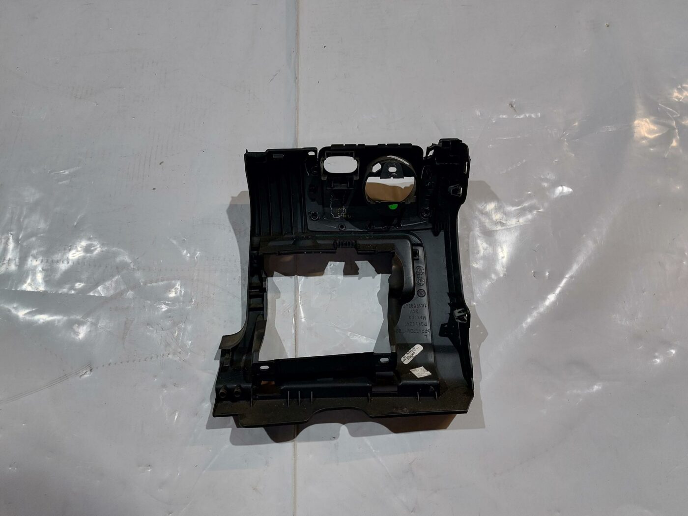 Mērinstrumentu paneļa apdare (zem stūres) priekš VW JETTA 2008