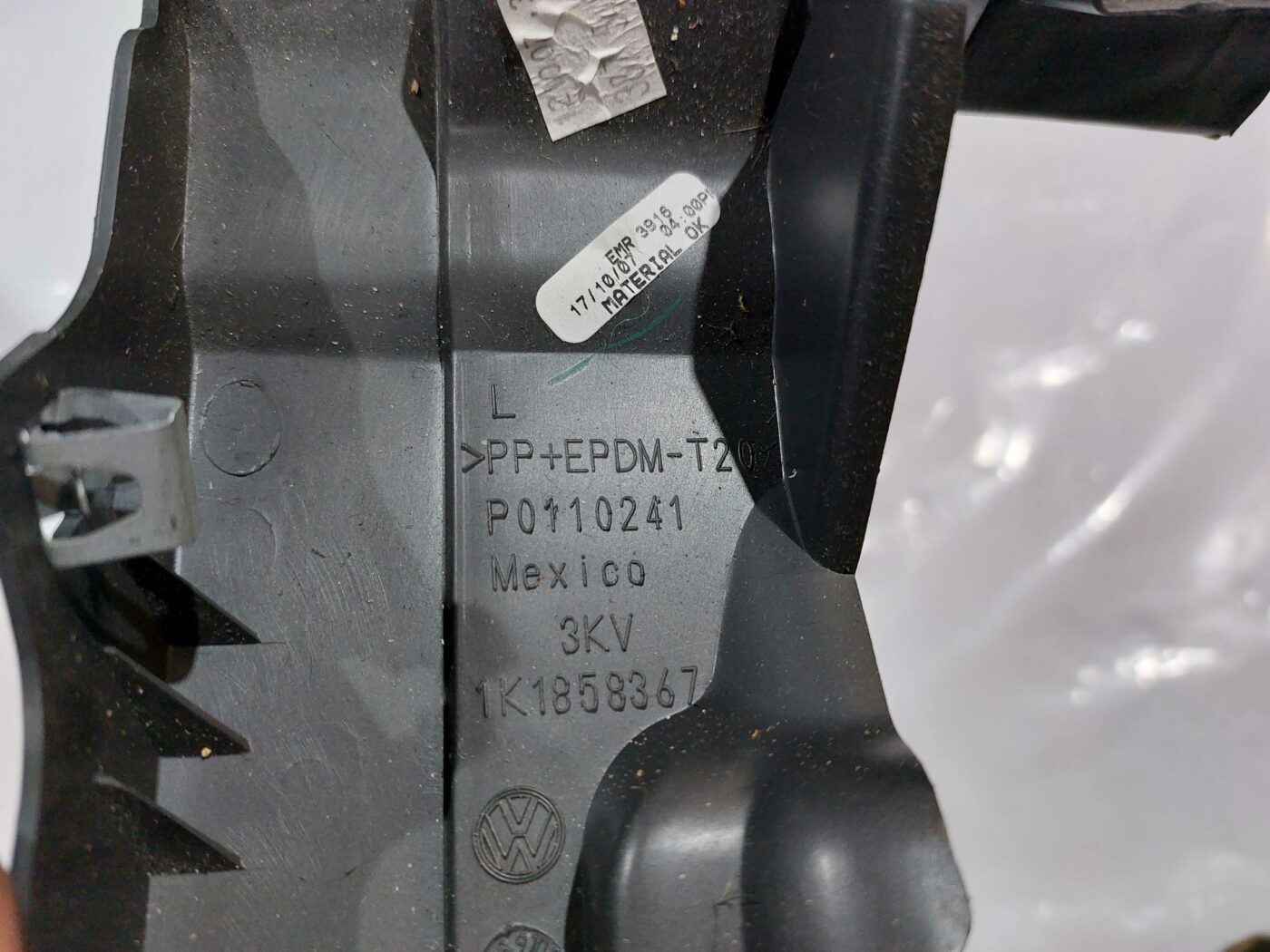 Mērinstrumentu paneļa apdare (zem stūres) priekš VW JETTA 2008