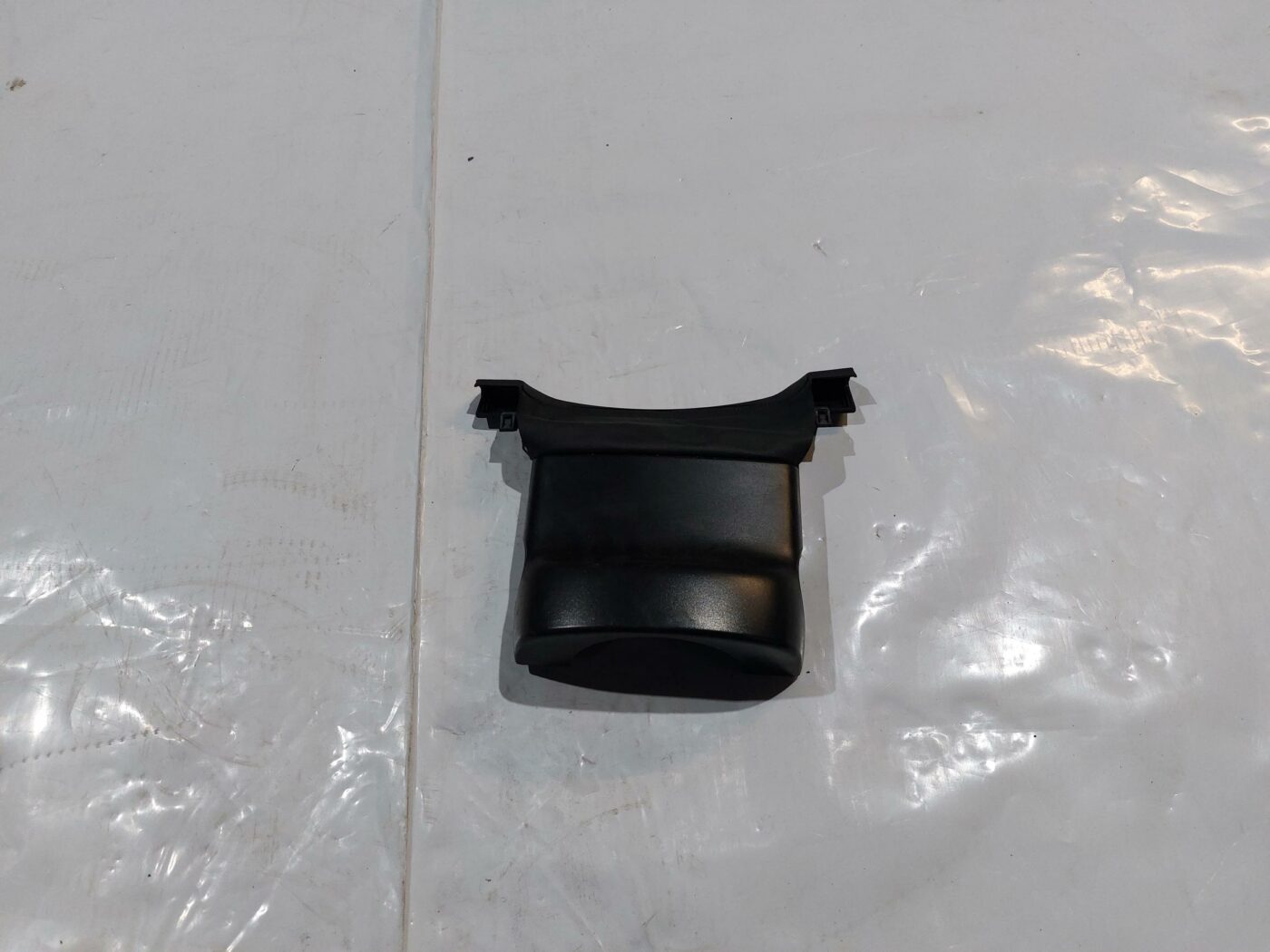 Stūres statnes putekļu aizsargs (salonā) priekš VW JETTA 2008 1 Stūres statnes putekļu aizsargs (salonā) priekš VW JETTA 2008