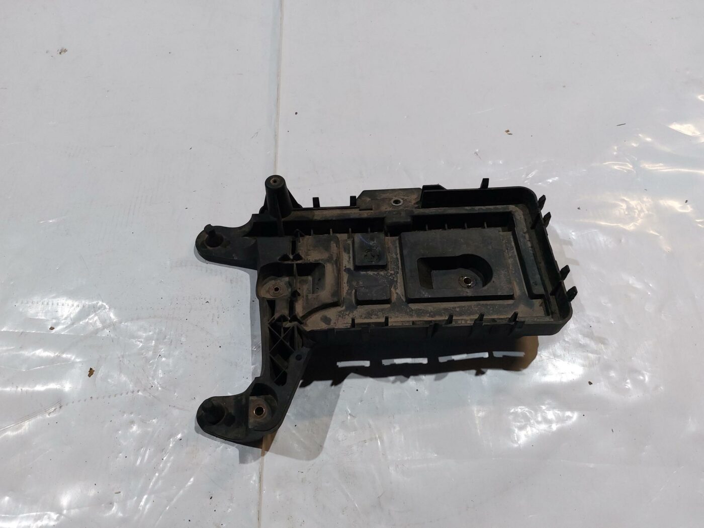 Akumulatora pamatnes kronšteins priekš VW JETTA 2008 1 Akumulatora pamatnes kronšteins priekš VW JETTA 2008