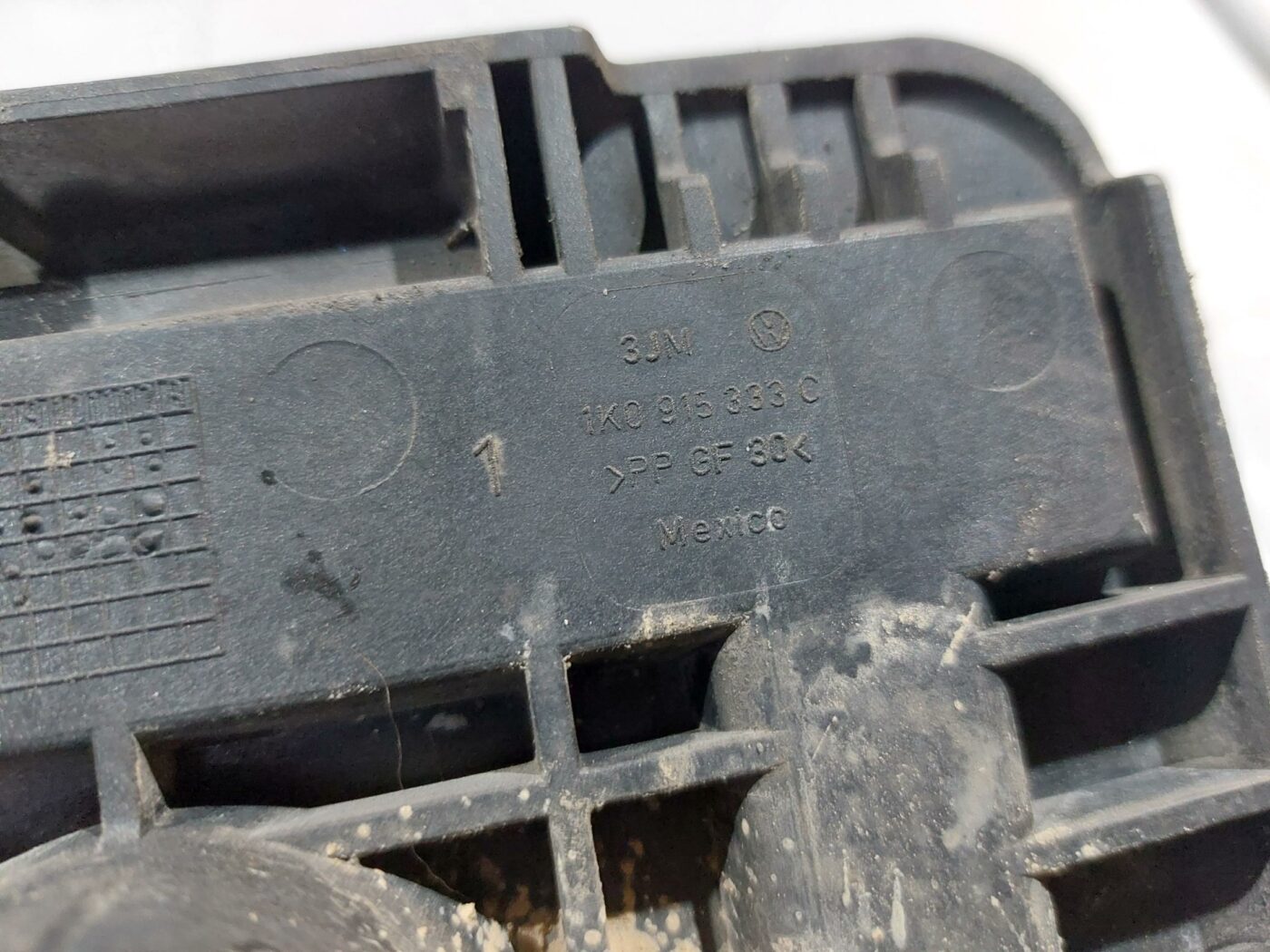 Akumulatora pamatnes kronšteins priekš VW JETTA 2008 3 Akumulatora pamatnes kronšteins priekš VW JETTA 2008