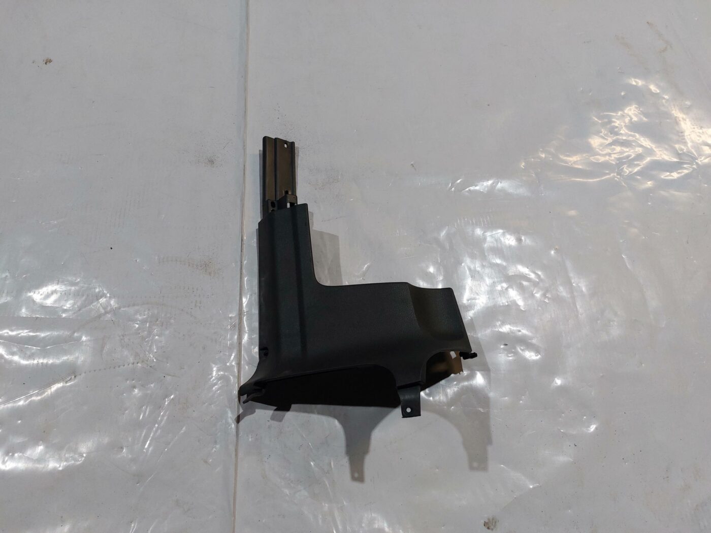 Mērinstrumentu paneļa apdare (zem stūres) priekš VW JETTA 2008 1 Mērinstrumentu paneļa apdare (zem stūres) priekš VW JETTA 2008