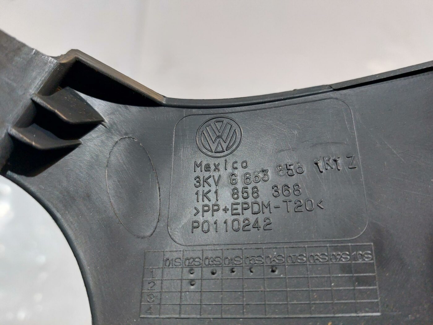 Mērinstrumentu paneļa apdare (zem stūres) priekš VW JETTA 2008 3 Mērinstrumentu paneļa apdare (zem stūres) priekš VW JETTA 2008