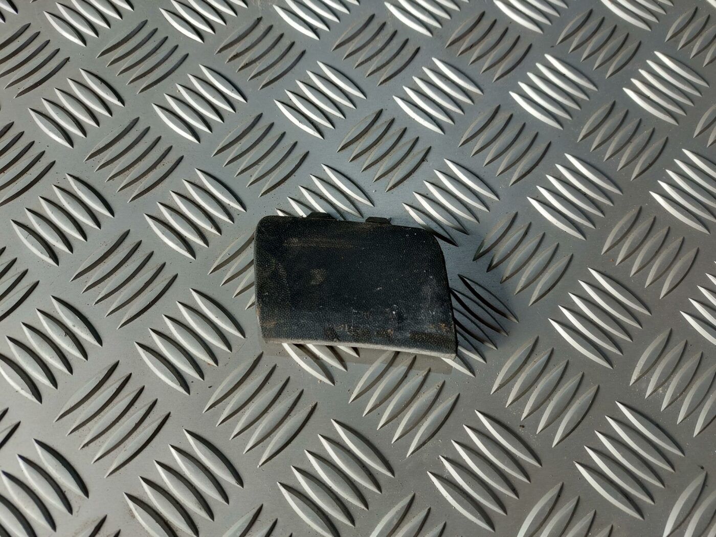 Priekšēja bufera vilkšanas āķa vāks priekš VW JETTA 2008 1 Priekšēja bufera vilkšanas āķa vāks priekš VW JETTA 2008