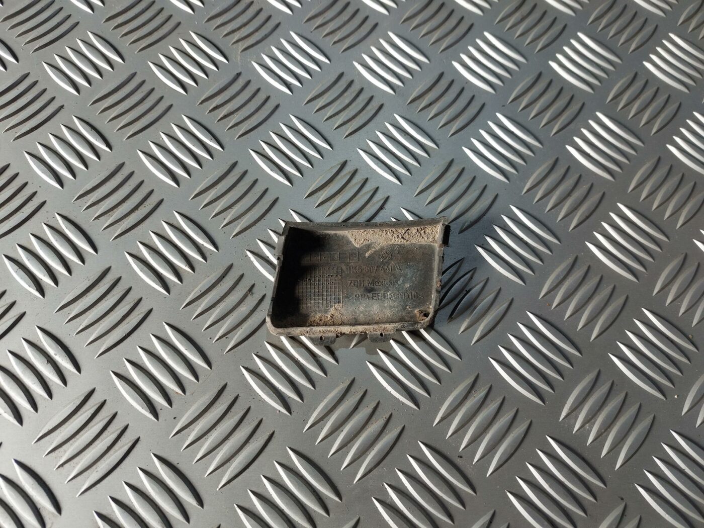 Priekšēja bufera vilkšanas āķa vāks priekš VW JETTA 2008 2 Priekšēja bufera vilkšanas āķa vāks priekš VW JETTA 2008