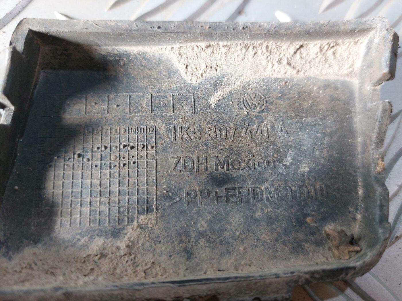 Priekšēja bufera vilkšanas āķa vāks priekš VW JETTA 2008 3 Priekšēja bufera vilkšanas āķa vāks priekš VW JETTA 2008